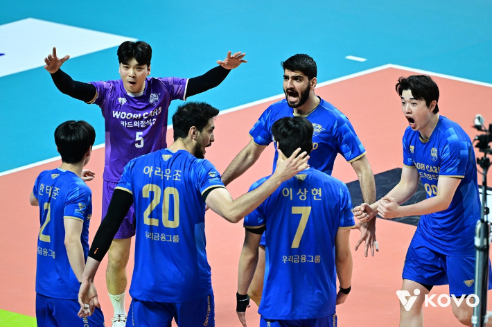 한국전력을 꺾고 봄 배구 희망을 이어간 우리카드 선수들. 한국배구연맹  