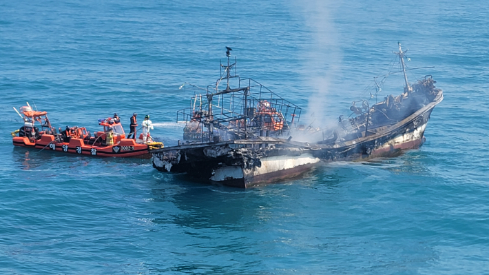 화재 진압이 마무리 되어가는 상황. 제주해경청 제공