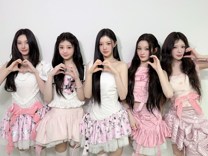 14일 저녁 6시 '아일릿 라이브 - 프레스 스타트♥ 인 서울'을 연 그룹 아일릿. 아일릿 공식 트위터