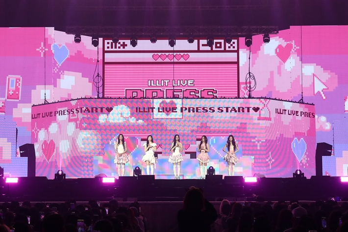 아일릿은 데뷔곡 '마그네틱'으로 공연을 열었다. 빌리프랩 제공
