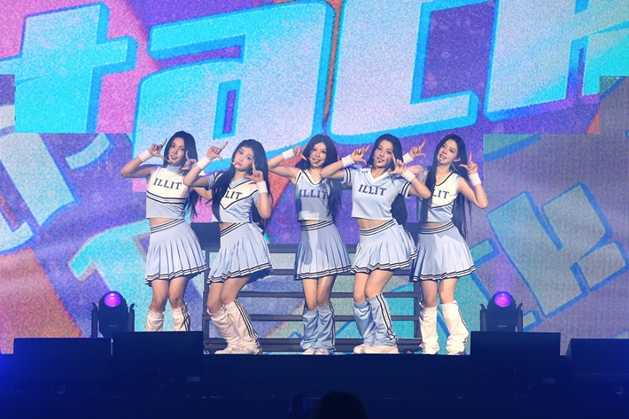 아일릿이 '틱택' 무대를 하는 모습. 빌리프랩 제공