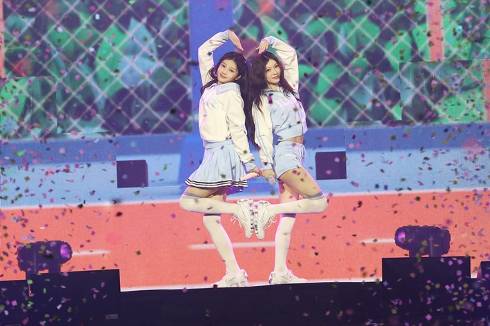 원희, 모카가 꾸민 '스크럼' 유닛 무대. 빌리프랩 제공