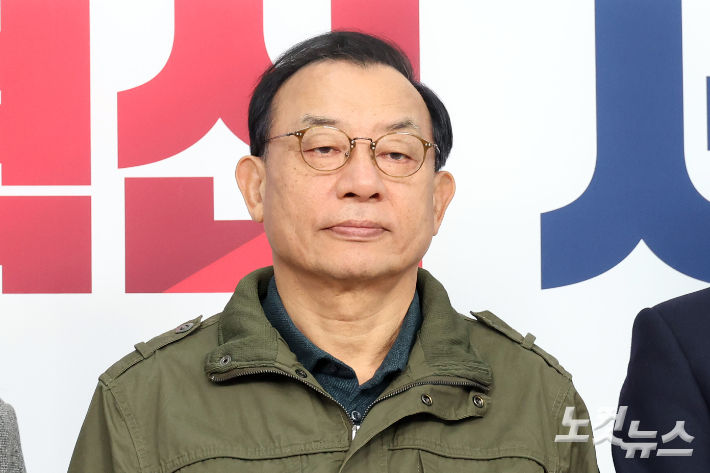 국민의힘 이정현 공천관리위원장이 지난달 23일 서울 여의도 중앙당사에서 열린 제9회 전국동시지방선거 중앙당 공천관리위원회 공천 혁신 서약식에서 기념촬영을 하고 있다. 윤창원 기자