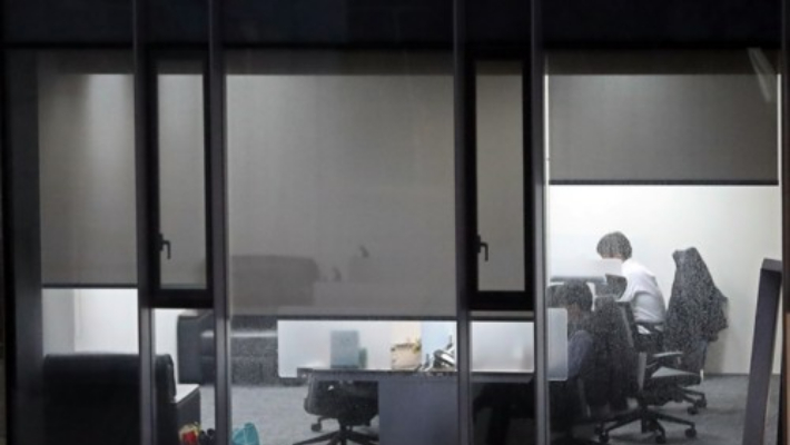 서울 시내의 한 사무실에서 야근하는 직장인들 모습. 연합뉴스