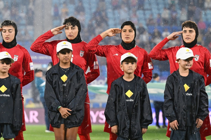 2026 아시아축구연맹(AFC) 여자 아시안컵에 출전한 이란 선수들이 국가 연주 때 거수 경례하는 모습. 연합뉴스 