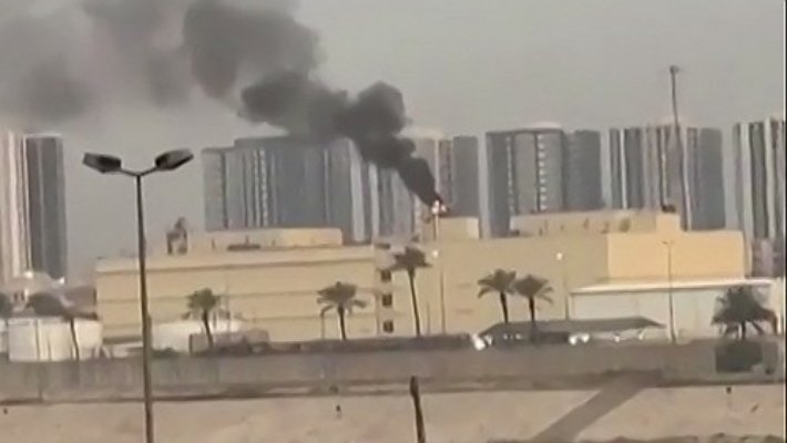 지난 14일 미사일 공격에 연기 피어오르는 바그다드 미국 대사관. 연합뉴스