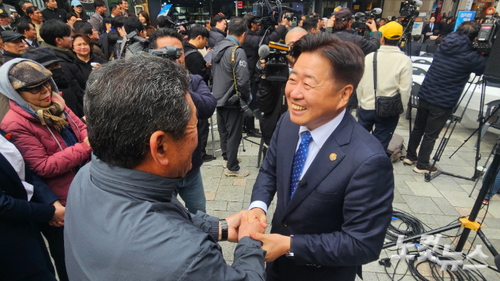 오영훈 지사가 지지자의 손을 잡고 있다. 고상현 기자