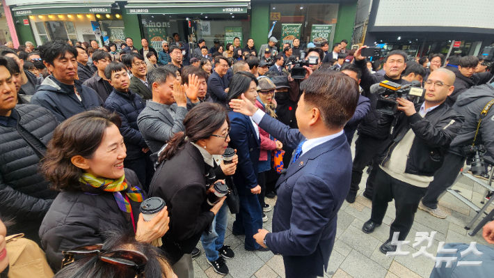 오영훈 지사가 지지자들에게 인사하고 있다. 고상현 기자