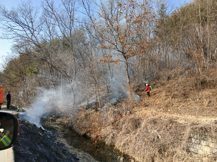 14일 오후 4시 18분쯤 경북 의성군 다인면 덕지리의 한 야산에서 불이 났다. 경북소방본부 제공