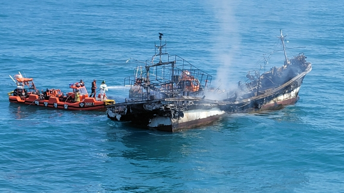 불이 난 어선 모습. 제주지방해양경찰청 제공