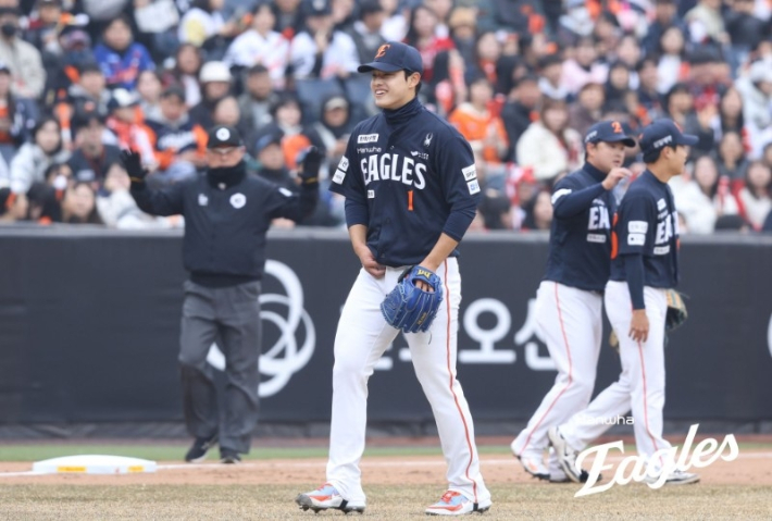 한화 에이스 문동주가 15일 SSG와 시범 경기에 선발 등판해 미소를 짓고 있다. 한화 이글스 