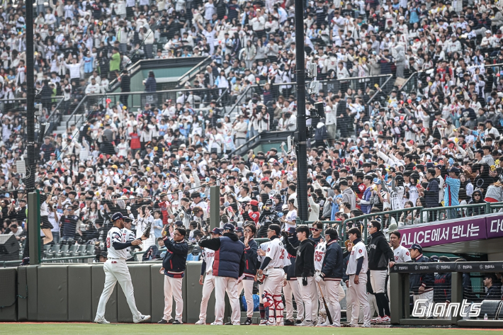15일 LG와 경기에서 승리를 거둔 롯데 선수단. 롯데 자이언츠 