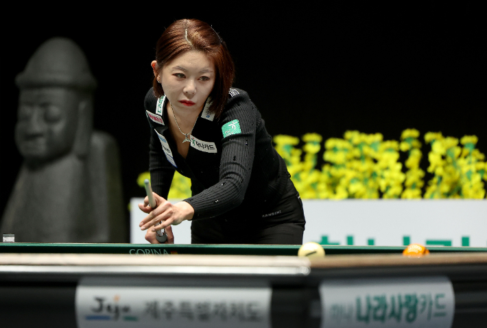 당구 여제 김가영이 15일 왕중왕전 결승에서 신중하게 샷을 구사하고 있다. PBA  