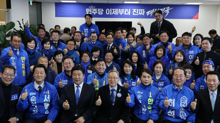 순천시장 예비후보들의 '경선 승복 서약식' 기념촬영. 민주당 제공