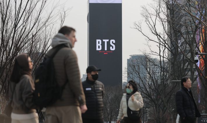 광화문광장 재생되는 BTS 공연 홍보 영상. 연합뉴스