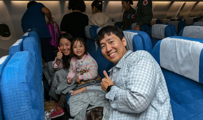 중동지역에 체류 중이던 국민들이 14일(현지시간) '사막의 빛'으로 명명된 이번 작전으로 공군 수송기(KC-330)에 탑승해 있다. 연합뉴스