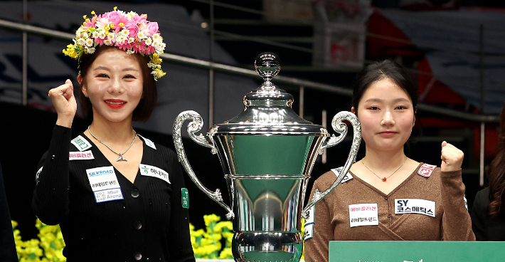 15일 PBA 왕중왕전인 월드 챔피언십 여자부 결승 뒤 우승자 김가영(왼쪽)과 준우승자 한지은이 기념 촬영한 모습. PBA 
