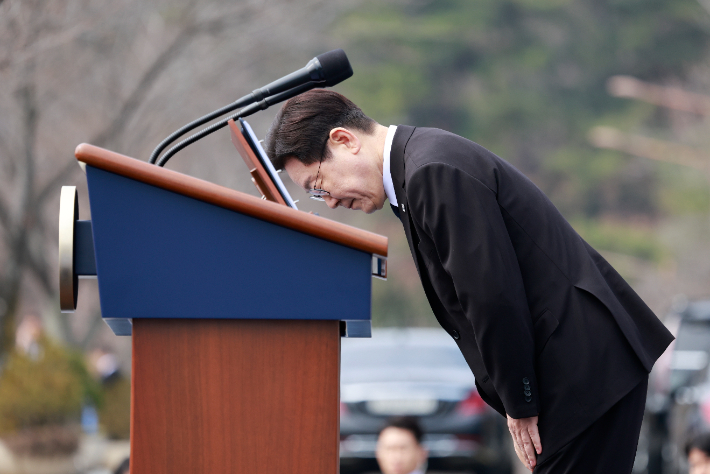 이재명 대통령이 15일 경남 창원시 마산회원구 국립 3·15 민주 묘지에서 열린 제66주년 3·15의거 기념식에서 기념사를 마친 뒤 참석자들을 향해 인사하고 있다. 연합뉴스