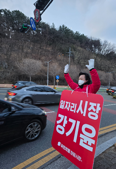 강기윤 창원시장 예비후보가 13일 창원시 성산구 대방종점사거리에서 출근인사를 하고 있다. 강기윤 예비후보 사무실 제공