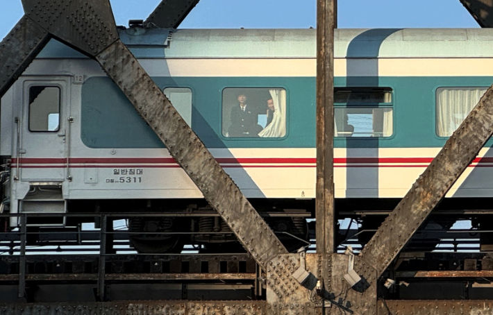 12일 오후 중국 랴오닝성 단둥시에 도착한 북한 여객열차의 모습. 연합뉴스