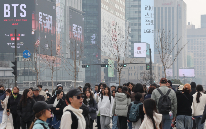 15일 서울 광화문광장 부근에서 외국인 관광객과 시민들이 이동하고 있다. 오는 21일 이 곳에서 방탄소년단(BTS) 컴백 공연이 열릴 예정이다. 연합뉴스