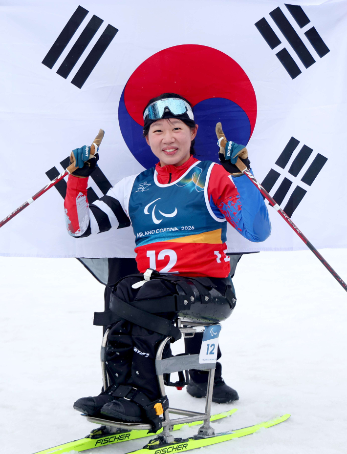 김윤지가 15일(현지 시각) 이탈리아 테세로 크로스컨트리 스타디움에서 열린 2026 밀라노·코르티나담페초동계패럴림픽 크로스컨트리 스키 여자 20km 인터벌 스타트 좌식에서 결승선을 통과한 뒤 포즈를 취하고 있다. 이날 김윤지는 58분23초3의 기록으로 금메달을 목에 걸었다. 대한장애인체육회 