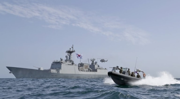2021년 청해부대가 이란 혁명수비대의 한국 국적 화학 운반선 나포 상황에 대응하기 위해 호르무즈해협 인근 해역에 도착해 임무를 수행하고 있다. 연합뉴스