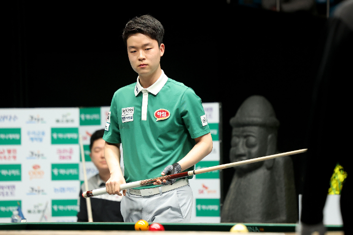 김영원이 15일 프로당구 왕중왕전 결승에서 신중하게 라인을 읽고 있다. PBA 