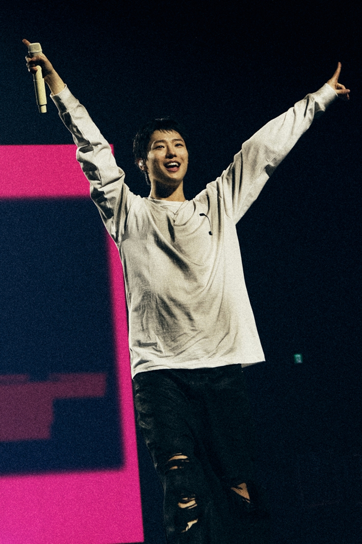 우즈는 이날 공연에서 첫 번째 정규앨범 '아카이브. 1'의 수록곡 17곡 전 곡을 무대로 공개했다. 이담엔터테인먼트 제공