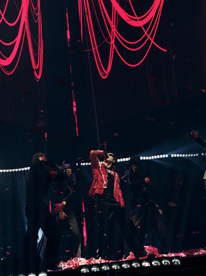 우즈가 열창하는 모습. 이담엔터테인먼트 제공