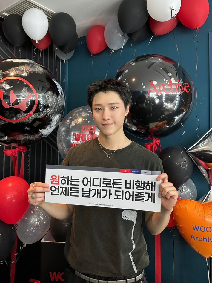 우즈가 팬들이 준비한 이벤트 슬로건을 든 모습. 우즈 공식 트위터