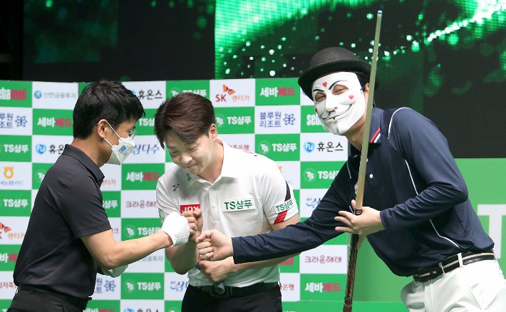 2021-22시즌 'TS샴푸 챔피언십'에 와일드 카드로 출전한 해커(오른쪽부터)가 8강전에서 김남수를 꺾은 뒤 인사하는 모습. PBA 
