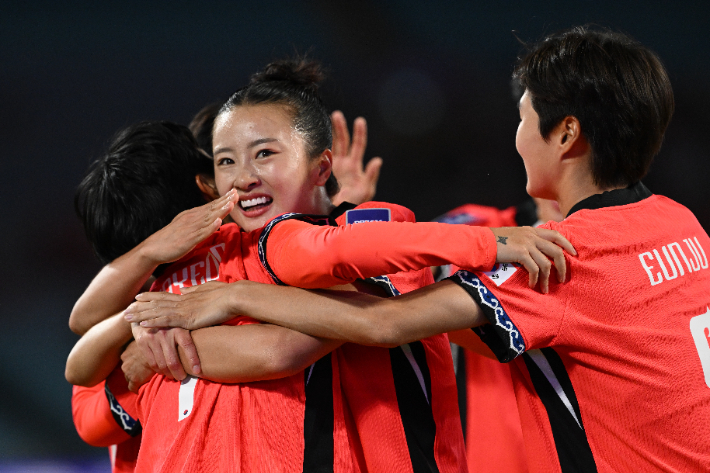 지난 14일 호주 시드니의 스타디움 오스트레일리아에서 열린 아시안컵 8강전에서 손화연의 선제 결승 골에 기뻐하는 한국 선수들. 연합뉴스