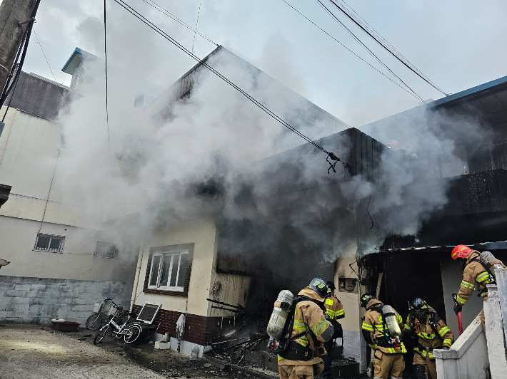 15일 오후 6시 13분쯤 경북 상주시 낙양동의 2층짜리 상가주택 1층에서 불이 났다. 경북소방본부 제공
