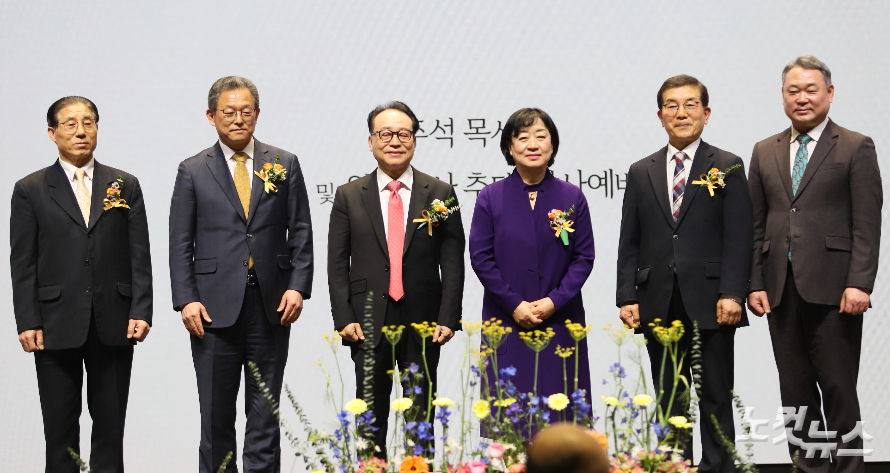 전남노회가 백주석 목사에게 노회 은퇴목사로 추대하고 기념촬영을 하고 있다(왼쪽부터 오만균 목사부노회장, 주문창 노회장, 백주석 목사, 주은자 사모, 송인동 장로부노회장, 주경수 서기). 한세민 기자