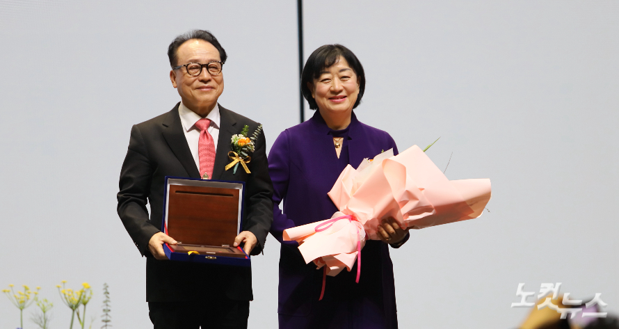 백주석 목사·주은자 사모가 기념촬영을 하고 있다. 한세민 기자