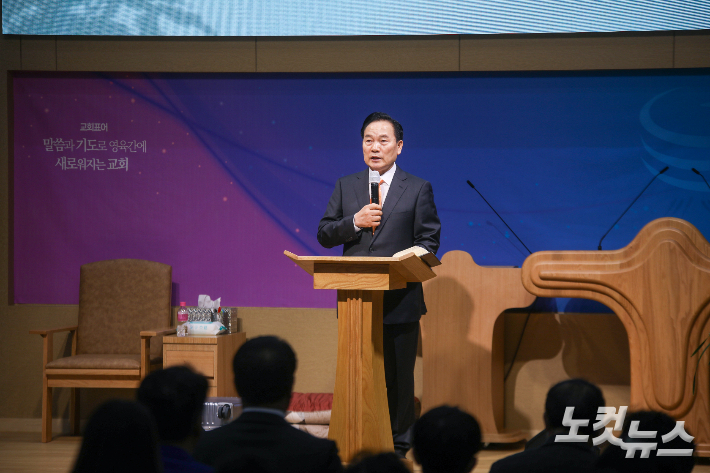 정읍소명교회 김상열 담임목사가 전북CBS와 함께하는 '조이포유 콘서트' 예배를 인도하고 있다. 최화랑 기자