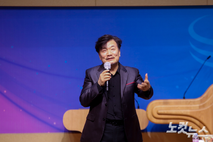 찬양사역자 최인혁 목사가 찬양을 부르고 있다. 최화랑 기자