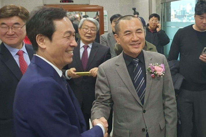 강원 강릉 행사장에서 만난 우상호 강원지사 예비후보와 김진태 강원도지사. 우상호 예비후보 SNS 캡처