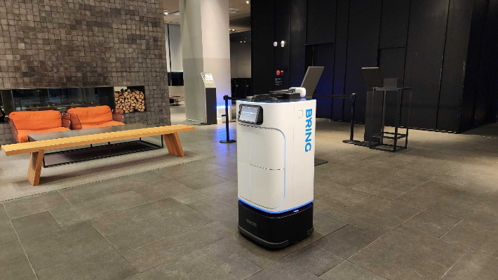 카카오모빌리티 로봇 서비스 '브링(BRING)'이 호텔에서 고객에게 어메니티를 배송하기 위해 이동하는 모습. 카카오모빌리티 제공