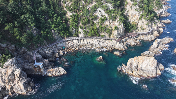 삼척 초곡 용굴촛대바위 전경. 삼척시 제공