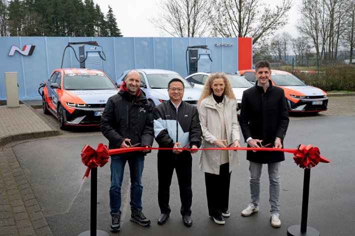 현대자동차가 독일 뉘르부르크링(Nürburgring) 서킷 내에 전기차(EV) 급속 충전소를 열었다. 현대차는 지난 14일(토, 현지시간) 고성능 브랜드 '현대 N'이 독일 뉘르부르크링 노르트슐라이페 서킷에서 '뉘르부르크링 N 급속 충전소(N Hyper Charger Nürburgring)'를 개소했다고 16일(월) 밝혔다. 현대차 제공