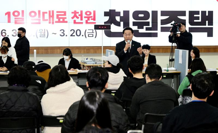 유정복 인천시장이 16일 시청 중앙홀에서 천원주택 예비입주자 접수행사에서 인사말을 하고 있다. 인천시 제공