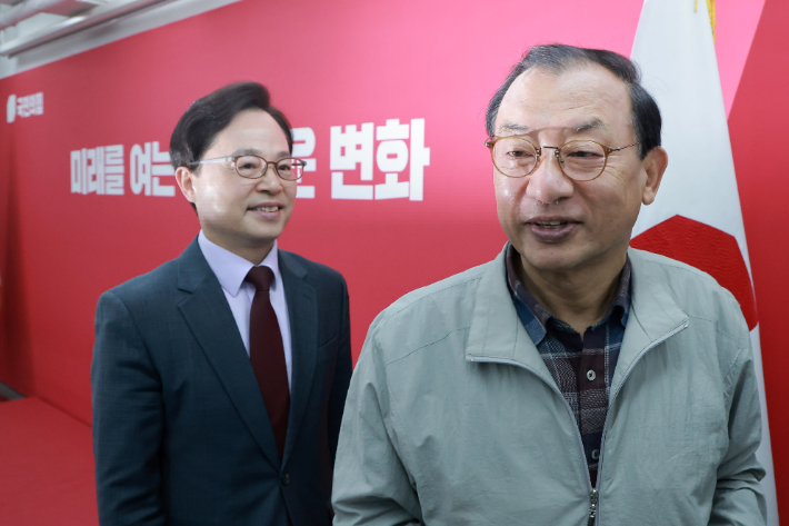 국민의힘 이정현 공천관리위원장이 16일 서울 영등포구 여의도 중앙당사에서 충북도지사 후보 공천 심사 결과를 발표한 뒤 이동하고 있다. 연합뉴스