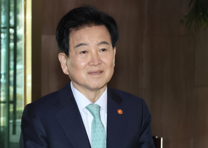 정동영 통일부 장관이 16일 서울 종로구 정부서울청사로 출근하며 취재진 질문에 답하고 있다. 연합뉴스