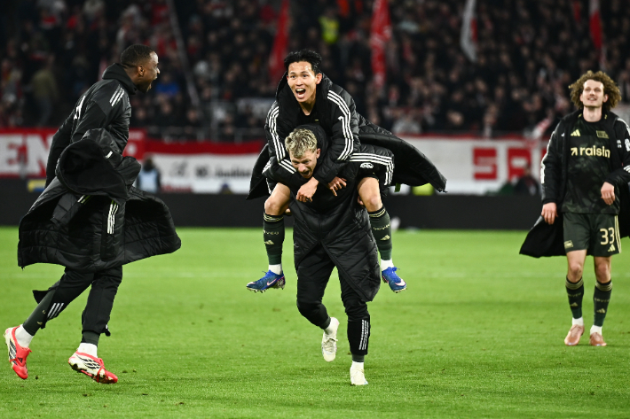 결승골을 터트린 정우영을 업고 기뻐하는 우니온 베를린 선수들. 연합뉴스