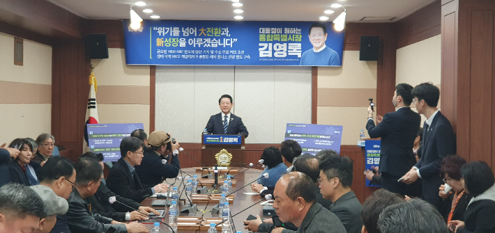 김영록 민주당 전남광주특별시장 예비후보는 16일 순천시의회에서 기자회견을 열고, 전남 동부권 6대 발전 전략'을 발표했다. 김 예비후보 측 제공