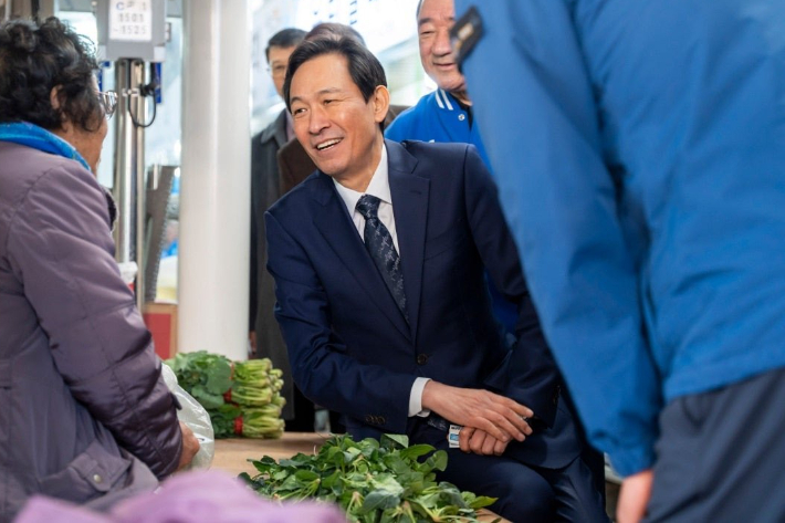 전통시장을 찾아 지지를 당부하고 있는 우상호 더불어민주당 강원도지사 예비후보. 우 예비후보 SNS 캡처