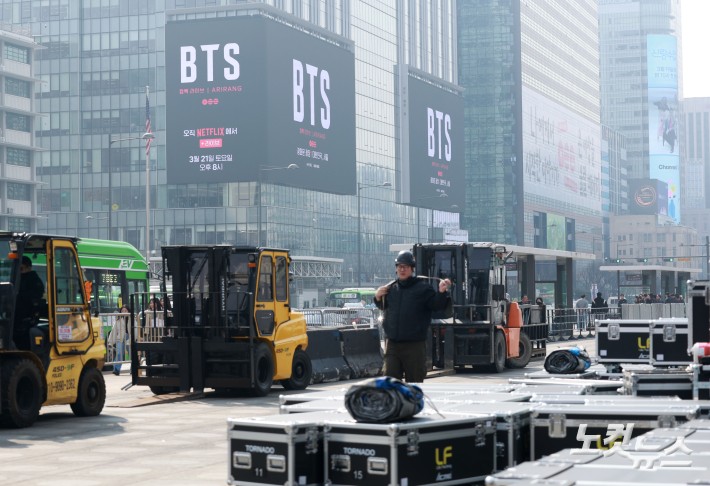 16일 서울 광화문광장에서 관계자들이 방탄소년단(BTS)의 컴백 라이브 공연 무대를 설치하고 있다.약 3년 9개월 만에 컴백하는 방탄소년단(BTS)의 공연은 오는 21일 오후 8시 광화문광장에서 'BTS 컴백 라이브: 아리랑(ARIRANG)'이라는 타이틀로 개최된다. 공연 안전관리를 위해 경찰력 6500여명이 투입되며 공연 당일 공연장 출입구에는 금속탐지기도 설치돼 관람객 대상으로 휴대물품 검색이 진행될 예정이다. 건물 출입구를 통한 우회 입장과 옥상 관람 등 이른바 
