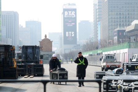 16일 서울 광화문광장에서 관계자들이 방탄소년단(BTS)의 컴백 라이브 공연 무대를 설치하고 있다.약 3년 9개월 만에 컴백하는 방탄소년단(BTS)의 공연은 오는 21일 오후 8시 광화문광장에서 'BTS 컴백 라이브: 아리랑(ARIRANG)'이라는 타이틀로 개최된다. 공연 안전관리를 위해 경찰력 6500여명이 투입되며 공연 당일 공연장 출입구에는 금속탐지기도 설치돼 관람객 대상으로 휴대물품 검색이 진행될 예정이다. 건물 출입구를 통한 우회 입장과 옥상 관람 등 이른바 